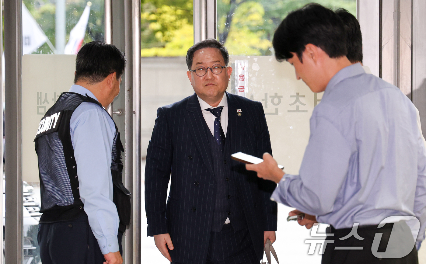 (서울=뉴스1) 이호윤 기자 = 김경호 변호사가 9일 오후 서울 서초구 순직해병특검(특별검사 이명현) 사무실로 경북경찰청 수사 결론(임성근 전 해병대 1사단장 불송치)에 대한 참고 …