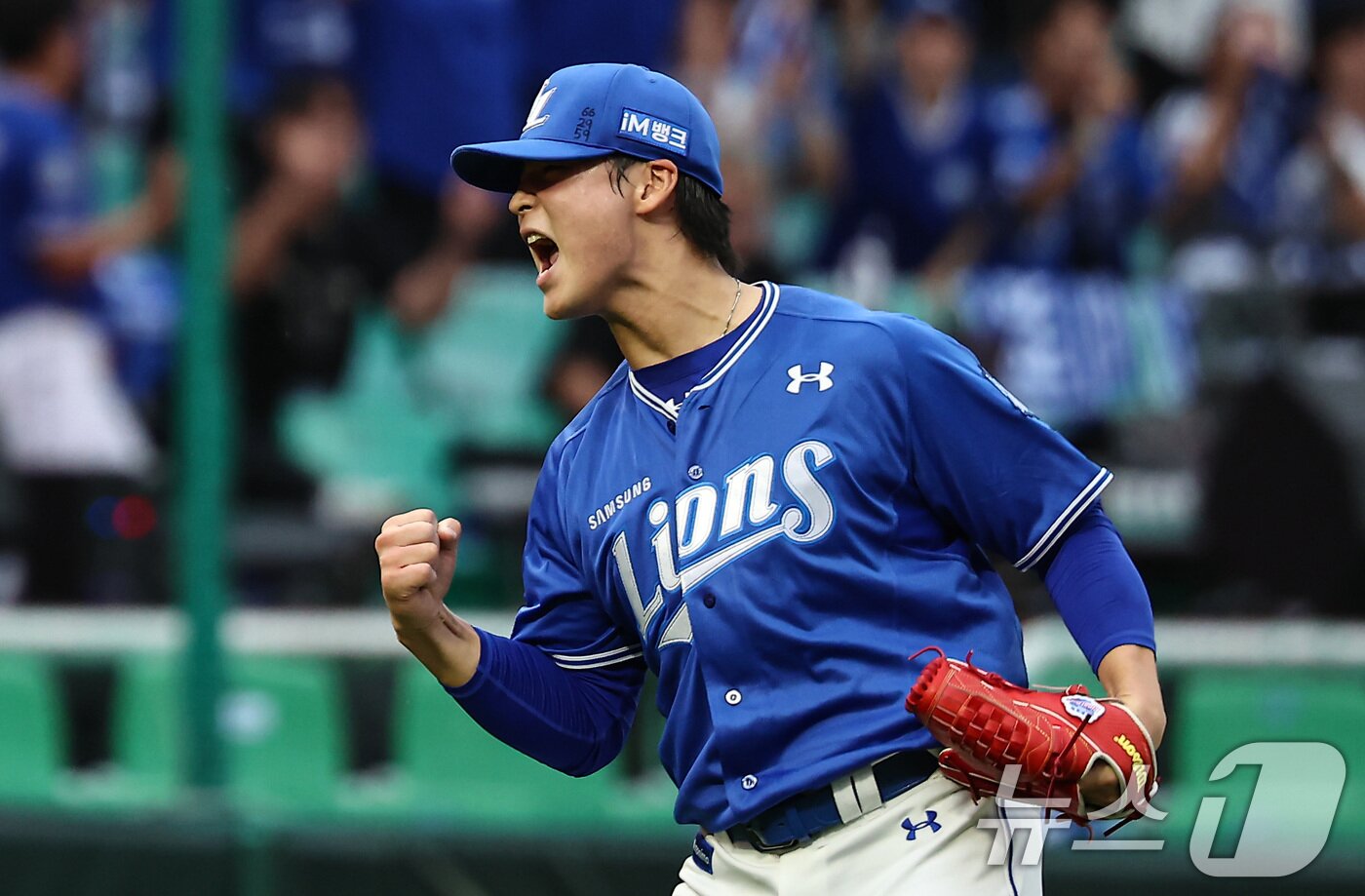 본문 이미지 - 9일 오후 인천 SSG 랜더스필드에서 열린 프로야구 2025 신한 SOL뱅크 KBO 준플레이오프 1차전 삼성 라이온즈와 SSG 랜더스의 경기, 삼성 구원투수 이호성이 8회말 2사 만루 상황에서 SSG 고명준을 땅볼 처리 후 포효하고 있다. 2025.10.9/뉴스1 ⓒ News1 김도우 기자