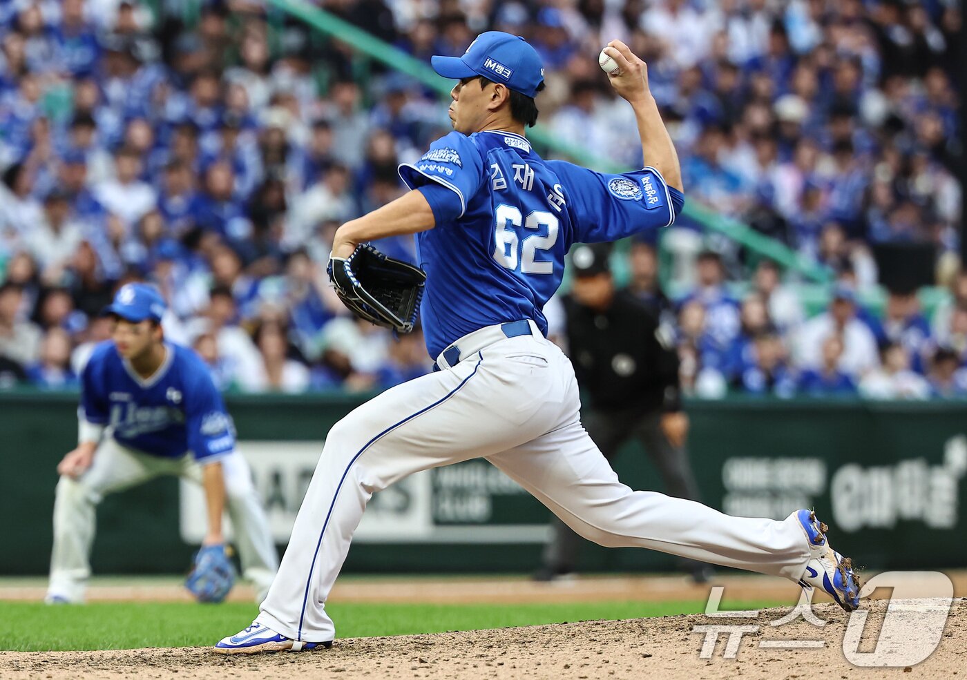 본문 이미지 - 9일 오후 인천 SSG 랜더스필드에서 열린 프로야구 2025 신한 SOL뱅크 KBO 준플레이오프 1차전 삼성 라이온즈와 SSG 랜더스의 경기, 삼성 마무리투수 김재윤이 9회말 등판해 역투하고 있다. 2025.10.9/뉴스1 ⓒ News1 김도우 기자