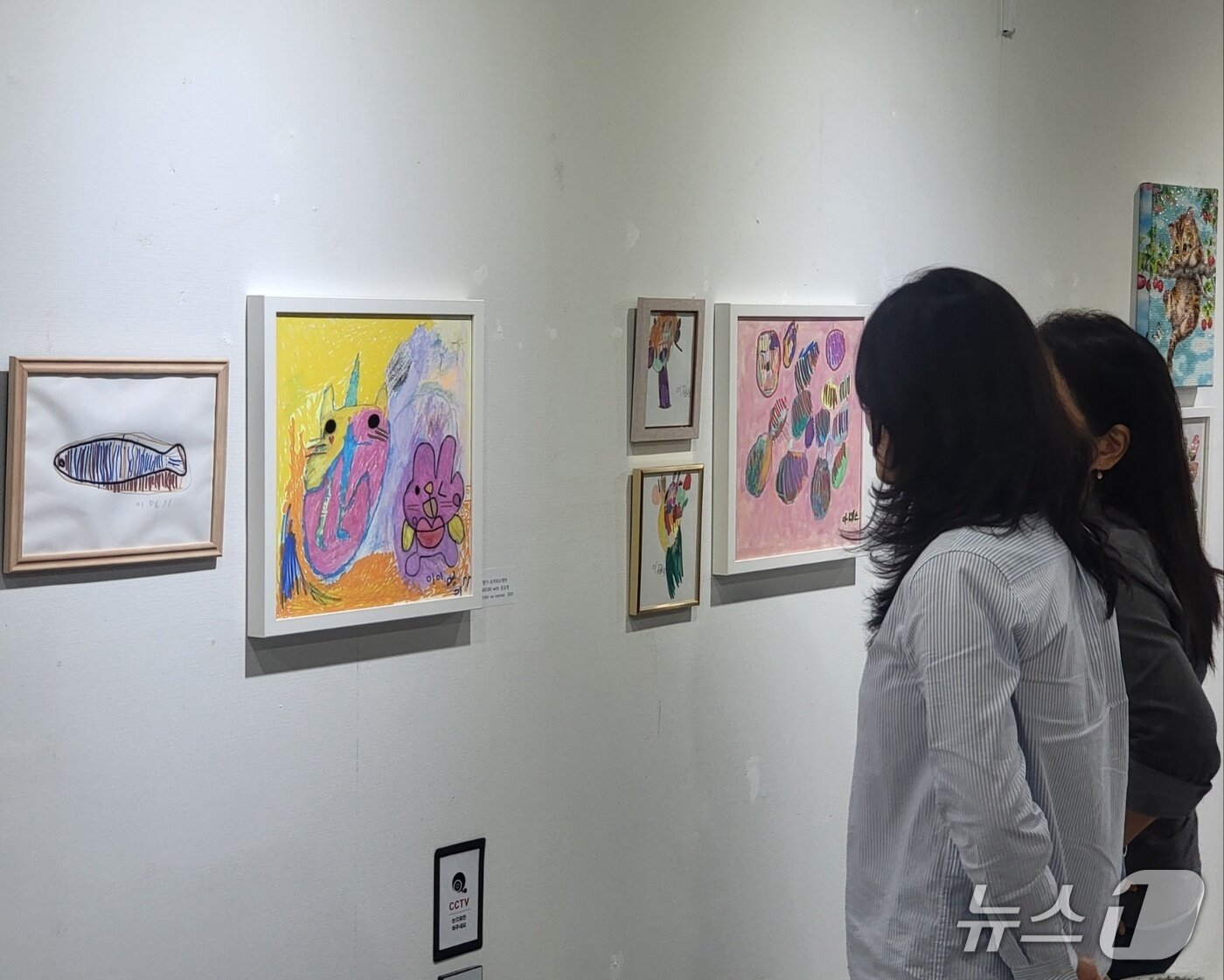 본문 이미지 - 강원 평창지역 사회적협동조합인 평창군발달장애인주간활동센터 '이루다'의 발달장애인 미술전시회 '권순범 작가와 그리고 함께 봄'이 지난 1일부터 오는 30일까지 평창군 봉평면 외식사업체 '다키닥팜' 평온AI박물관에서 열리고 있는 가운데, 지난 2일 전시회장에서 관람이 진행되는 모습. 2025.10.9/뉴스1 신관호 기자