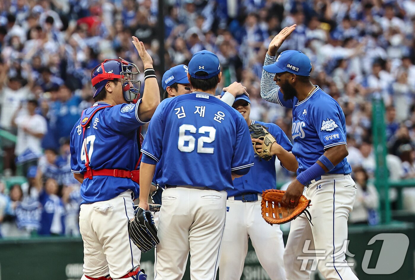 본문 이미지 - 9일 오후 인천 SSG 랜더스필드에서 열린 프로야구 2025 신한 SOL뱅크 KBO 준플레이오프 1차전 삼성 라이온즈와 SSG 랜더스의 경기, 삼성 선수들이 5대2 승리 후 기쁨을 나누고 있다. 2025.10.9/뉴스1 ⓒ News1 김도우 기자