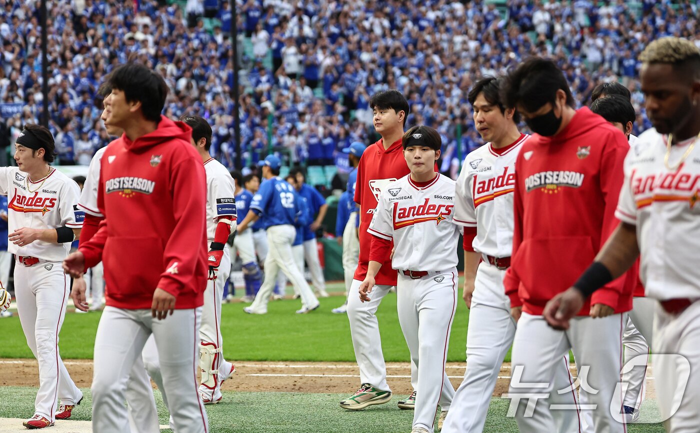 본문 이미지 - 9일 오후 인천 SSG 랜더스필드에서 열린 프로야구 2025 신한 SOL뱅크 KBO 준플레이오프 1차전 삼성 라이온즈와 SSG 랜더스의 경기, 5대2로 패배한 SSG 선수들이 경기장을 빠져 나가고 있다. 2025.10.9/뉴스1 ⓒ News1 김도우 기자