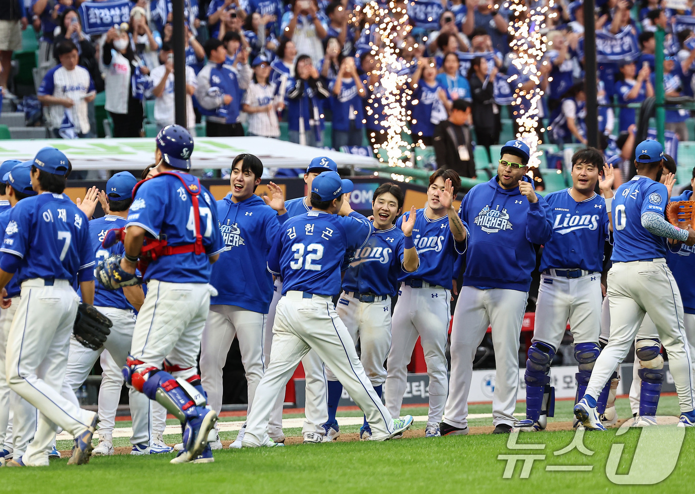 (인천=뉴스1) 김도우 기자 = 9일 오후 인천 SSG 랜더스필드에서 열린 프로야구 2025 신한 SOL뱅크 KBO 준플레이오프 1차전 삼성 라이온즈와 SSG 랜더스의 경기, 삼성 …