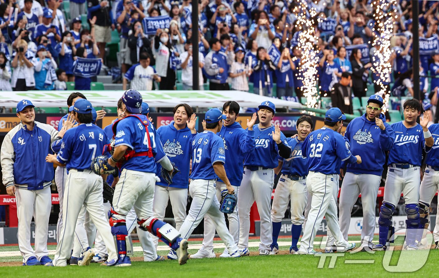 본문 이미지 - 9일 오후 인천 SSG 랜더스필드에서 열린 프로야구 2025 신한 SOL뱅크 KBO 준플레이오프 1차전 삼성 라이온즈와 SSG 랜더스의 경기, 삼성 선수들이 5대2 승리 후 기쁨을 나누고 있다. 2025.10.9/뉴스1 ⓒ News1 김도우 기자