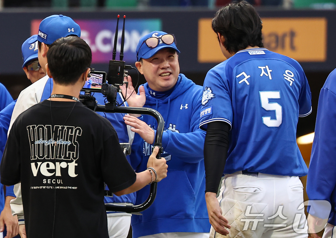 (인천=뉴스1) 김도우 기자 = 9일 오후 인천 SSG 랜더스필드에서 열린 프로야구 2025 신한 SOL뱅크 KBO 준플레이오프 1차전 삼성 라이온즈와 SSG 랜더스의 경기, 삼성 …