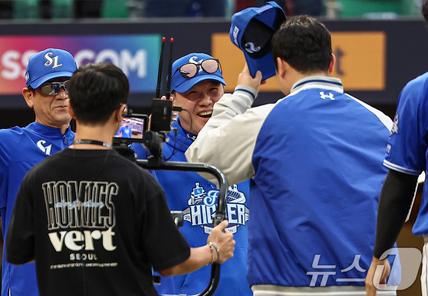 (인천=뉴스1) 김도우 기자 = 9일 오후 인천 SSG 랜더스필드에서 열린 프로야구 2025 신한 SOL뱅크 KBO 준플레이오프 1차전 삼성 라이온즈와 SSG 랜더스의 경기, 삼성 …