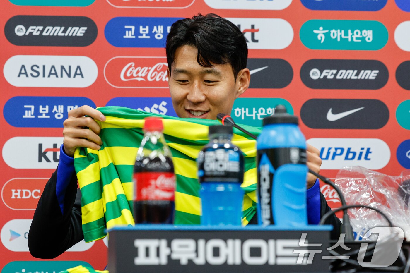 본문 이미지 - 대한민국 남자 축구 국가대표팀 손흥민 선수가 9일 오후 서울 마포구 월드컵경기장에서 브라질과의 A매치 평가전을 하루 앞두고 공식 기자회견을 하던 중 브라질 취재진으로부터 사탕과 옷을 선물받고 있다. 2025.10.9/뉴스1 ⓒ News1 안은나 기자