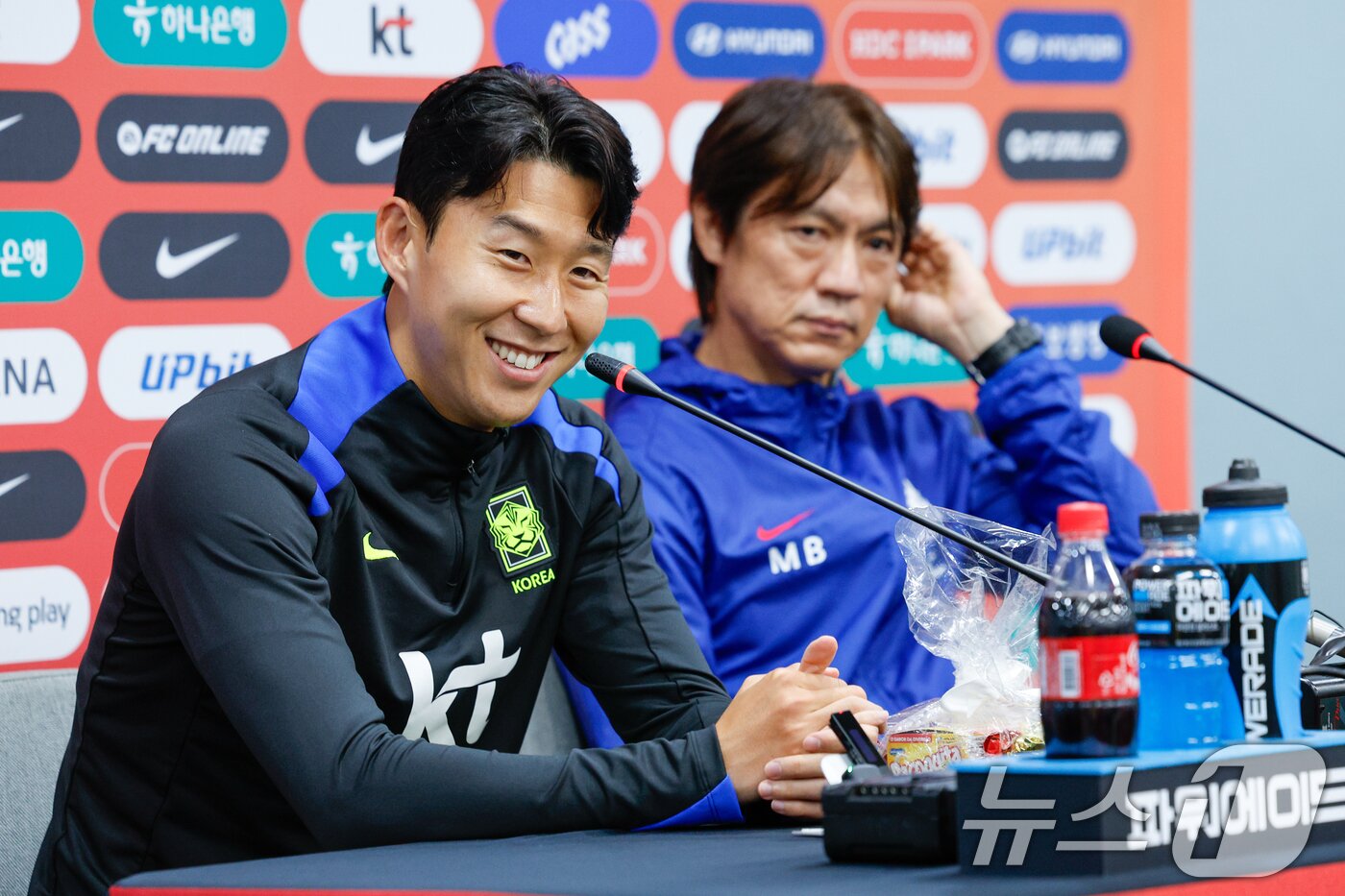 본문 이미지 - 대한민국 남자 축구 국가대표팀 손흥민 선수가 9일 오후 서울 마포구 월드컵경기장에서 브라질과의 A매치 평가전을 하루 앞두고 공식 기자회견을 하고 있다. 오른쪽은 홍명보 감독. 2025.10.9/뉴스1 ⓒ News1 안은나 기자