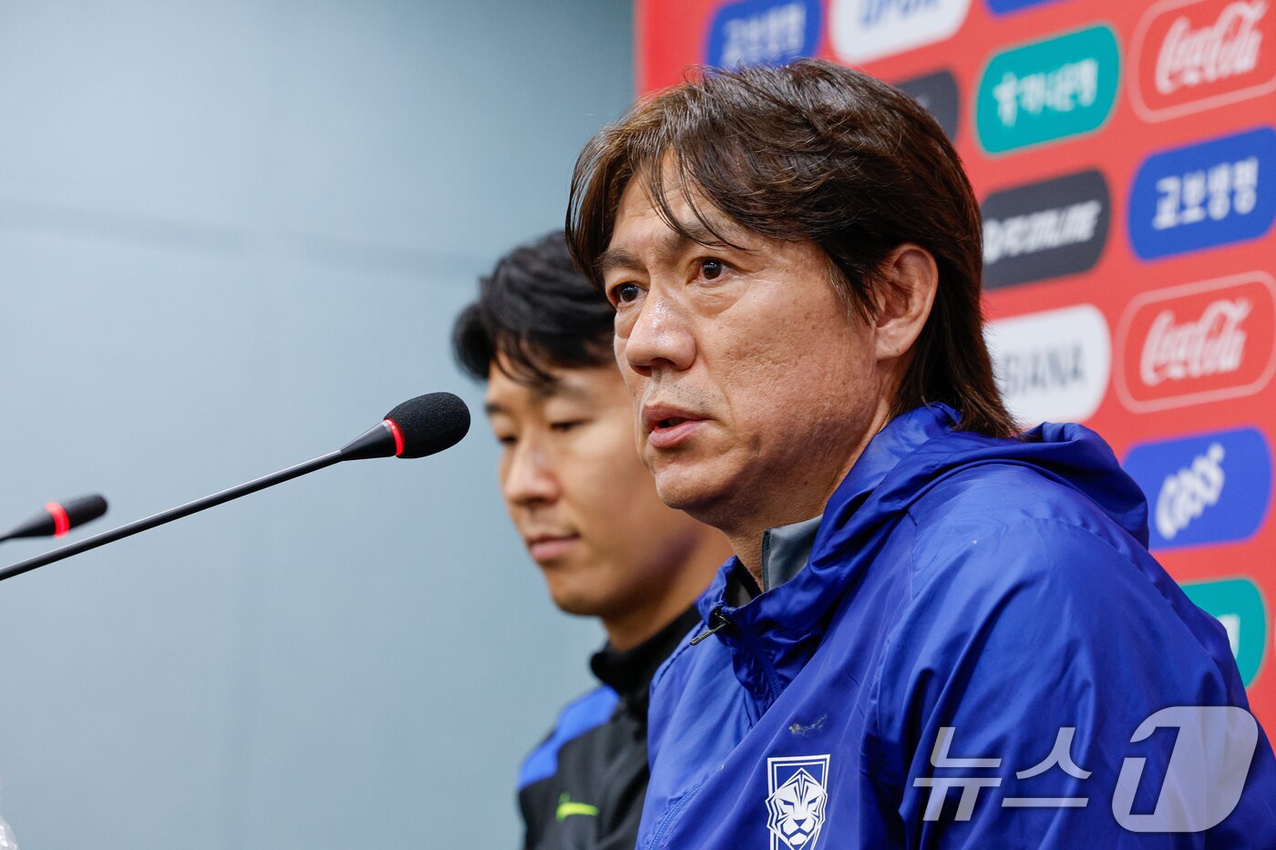 본문 이미지 - 대한민국 남자 축구 국가대표팀 홍명보 감독과 손흥민 선수가 9일 오후 서울 마포구 월드컵경기장에서 브라질과의 A매치 평가전을 하루 앞두고 공식 기자회견을 하고 있다. 2025.10.9/뉴스1 ⓒ News1 안은나 기자
