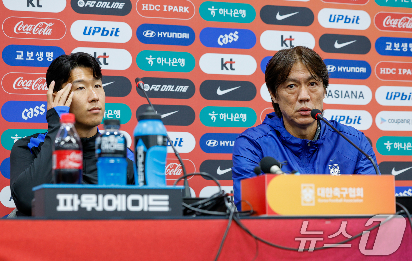 (서울=뉴스1) 안은나 기자 = 대한민국 남자 축구 국가대표팀 홍명보 감독과 손흥민 선수가 9일 오후 서울 마포구 월드컵경기장에서 브라질과의 A매치 평가전을 하루 앞두고 공식 기자 …