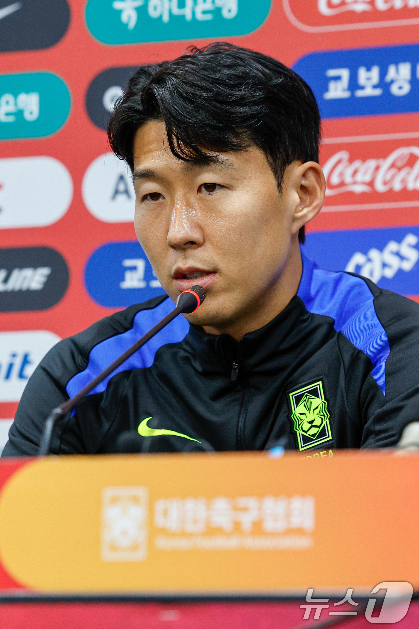 (서울=뉴스1) 안은나 기자 = 대한민국 남자 축구 국가대표팀 손흥민 선수가 9일 오후 서울 마포구 월드컵경기장에서 브라질과의 A매치 평가전을 하루 앞두고 공식 기자회견을 하고 있 …