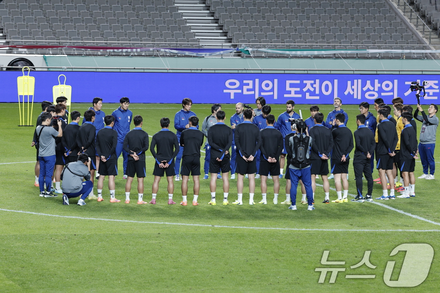 (서울=뉴스1) 안은나 기자 = 대한민국 남자 축구 국가대표팀 선수들이 브라질과의 A매치 평가전을 하루 앞둔 9일 오후 서울 마포구 월드컵경기장에서 훈련을 하고 있다. 2025.1 …