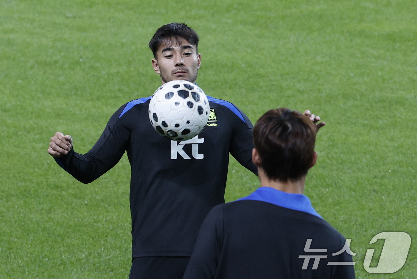 (서울=뉴스1) 안은나 기자 = 대한민국 남자 축구 국가대표팀 옌스 카스트로프가 브라질과의 A매치 평가전을 하루 앞둔 9일 오후 서울 마포구 월드컵경기장에서 훈련을 하고 있다. 2 …
