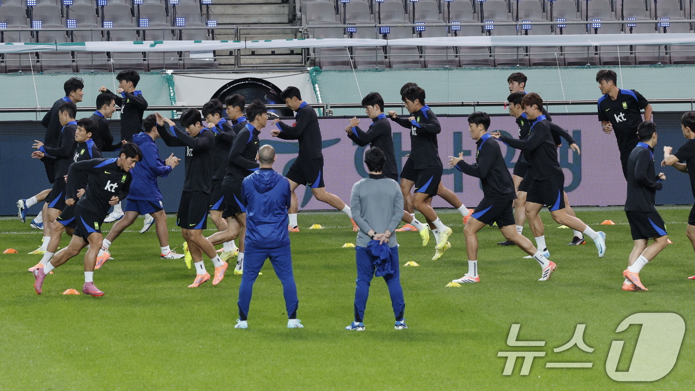 (서울=뉴스1) 안은나 기자 = 대한민국 남자 축구 국가대표팀 선수들이 브라질과의 A매치 평가전을 하루 앞둔 9일 오후 서울 마포구 월드컵경기장에서 훈련을 하고 있다. 2025.1 …
