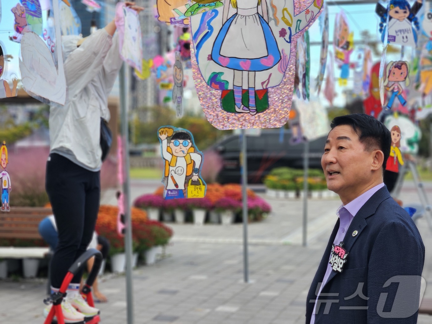 (대전=뉴스1) 김기태 기자 = 서철모 대전 서구청장이 9일 '대전 서구 아트페스티벌’을 앞두고 축제 준비 상황을 점검하고 있다. (서구 제공. 재판매 및 DB금지)  2025.1 …