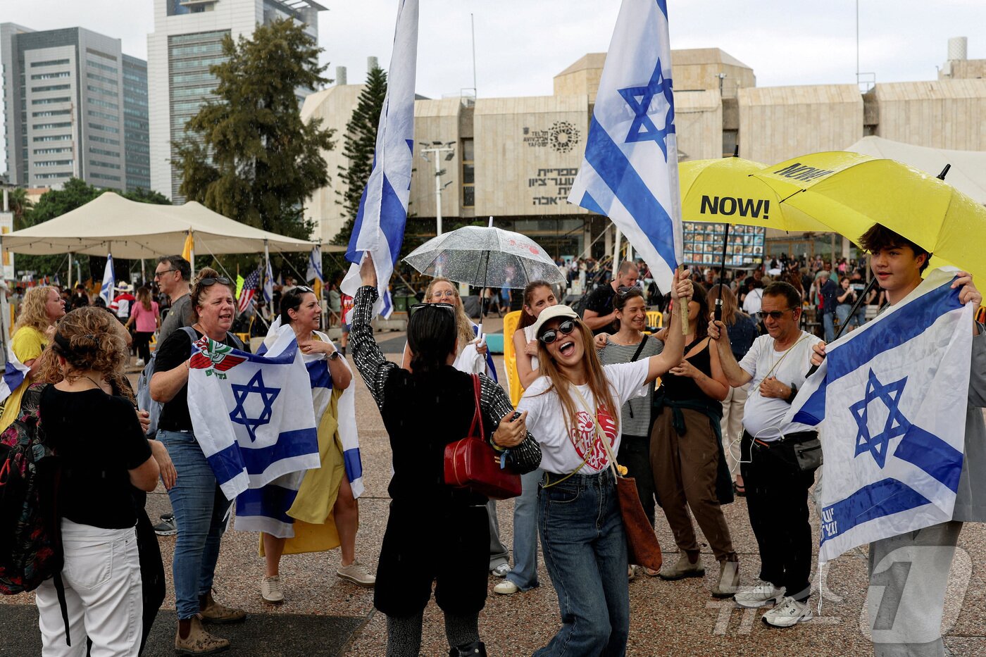 본문 이미지 - 가자지구 1단계 휴전 합의 발표를 환영하는 이스라엘인들. 2025.10.09 ⓒ 로이터=뉴스1 ⓒ News1 이지예 객원기자