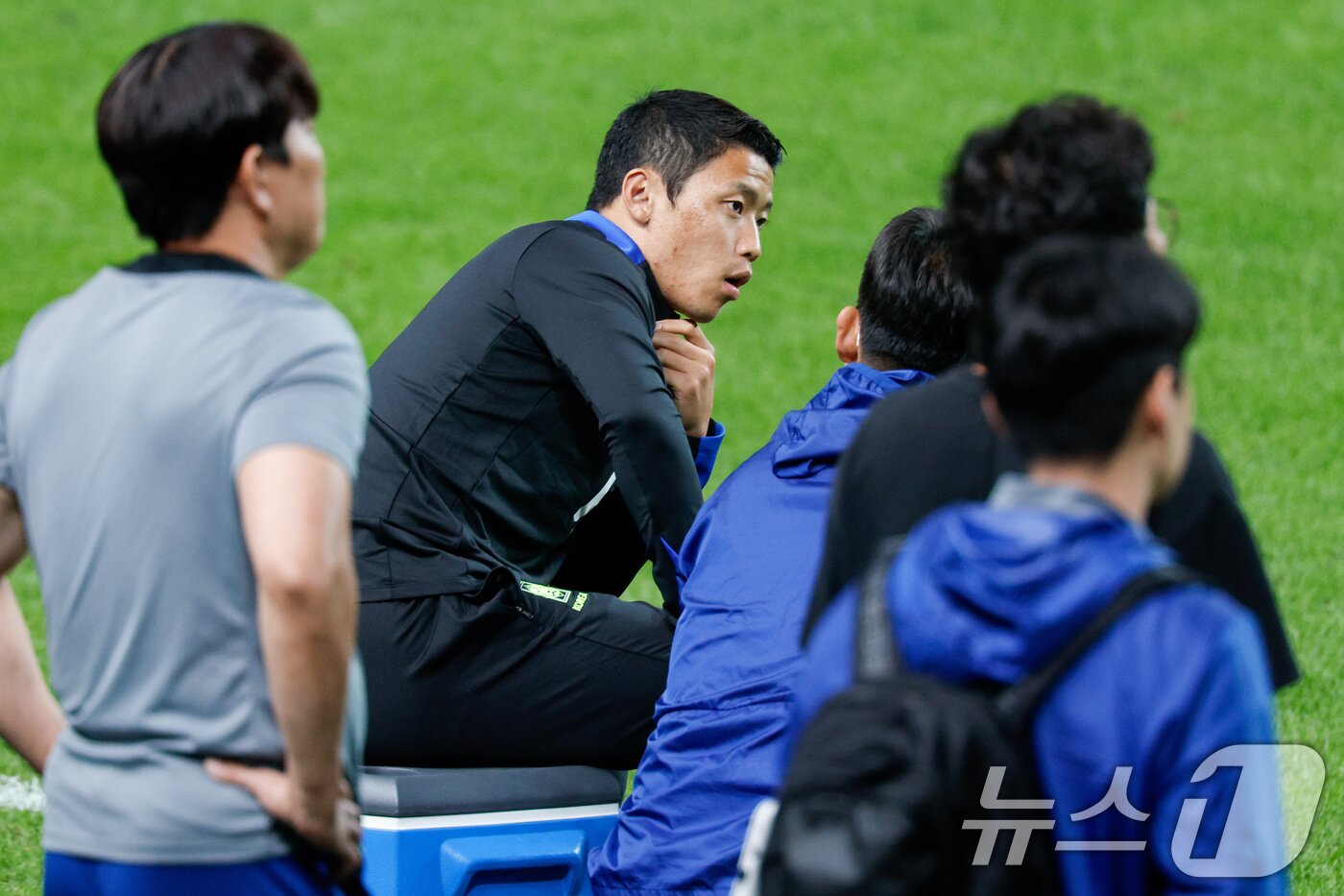 본문 이미지 - 대한민국 남자 축구 국가대표팀 황희찬이 브라질과의 A매치 평가전을 하루 앞둔 9일 오후 서울 마포구 월드컵경기장에서 훈련을 지켜보고 있다. 2025.10.9/뉴스1 ⓒ News1 안은나 기자