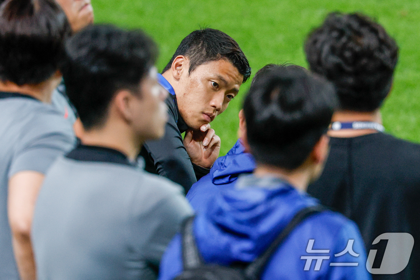 (서울=뉴스1) 안은나 기자 = 대한민국 남자 축구 국가대표팀 황희찬이 브라질과의 A매치 평가전을 하루 앞둔 9일 오후 서울 마포구 월드컵경기장에서 훈련이 진행되는 가운데 스태프와 …