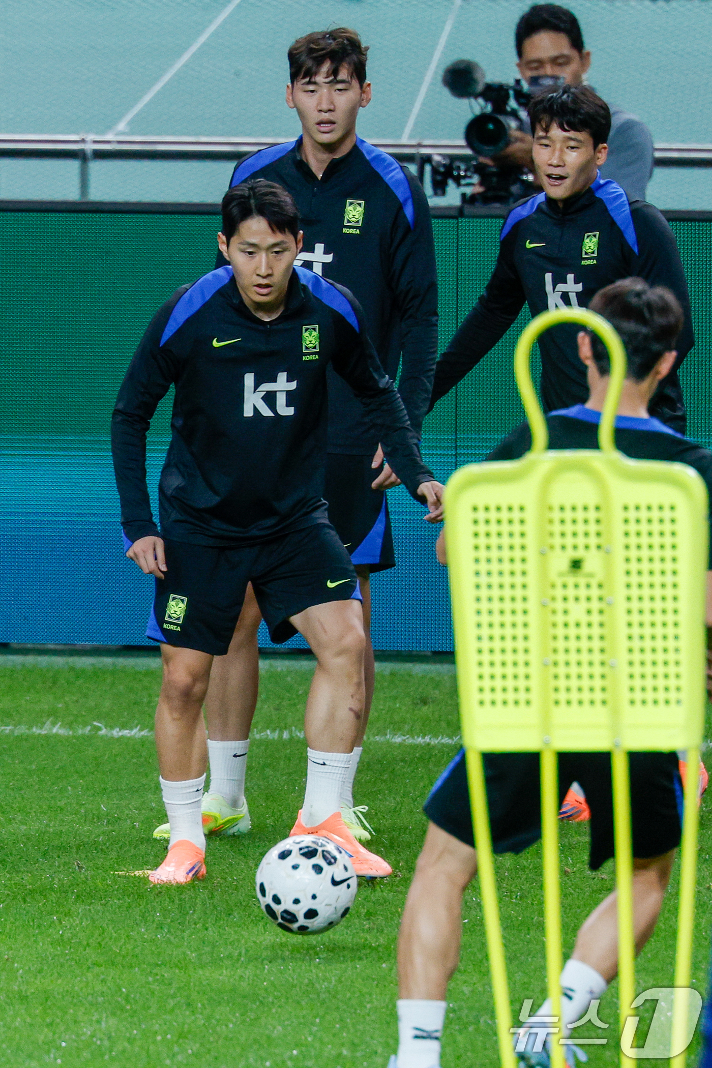(서울=뉴스1) 안은나 기자 = 대한민국 남자 축구 국가대표팀 이강인이 브라질과의 A매치 평가전을 하루 앞둔 9일 오후 서울 마포구 월드컵경기장에서 훈련을 하고 있다. 2025.1 …