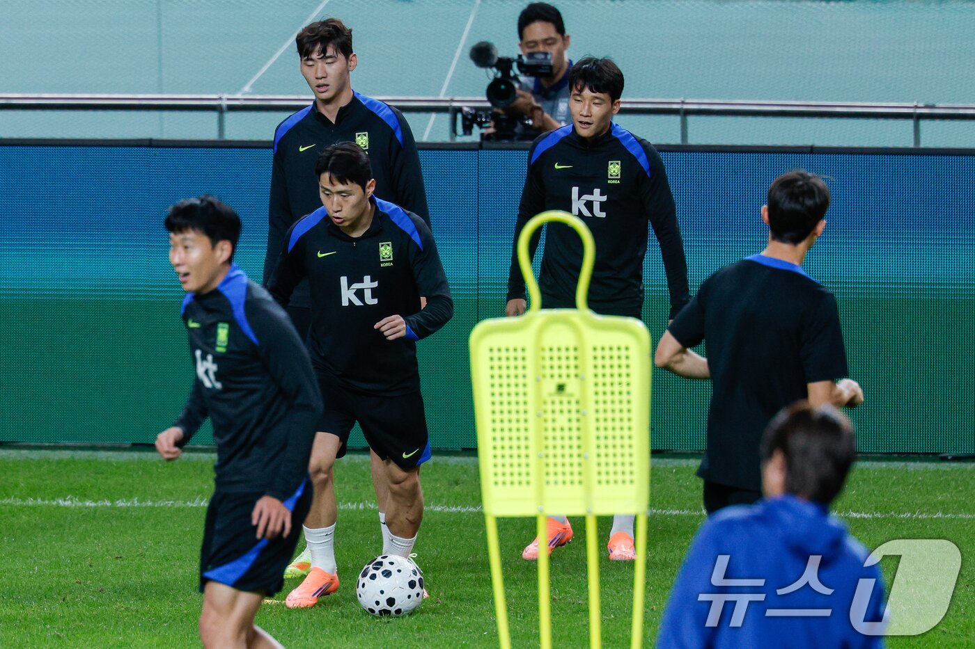 본문 이미지 - 대한민국 남자 축구 국가대표팀 이강인, 손흥민 등 선수들이 브라질과의 A매치 평가전을 하루 앞둔 9일 오후 서울 마포구 월드컵경기장에서 훈련을 하고 있다. 2025.10.9/뉴스1 ⓒ News1 안은나 기자