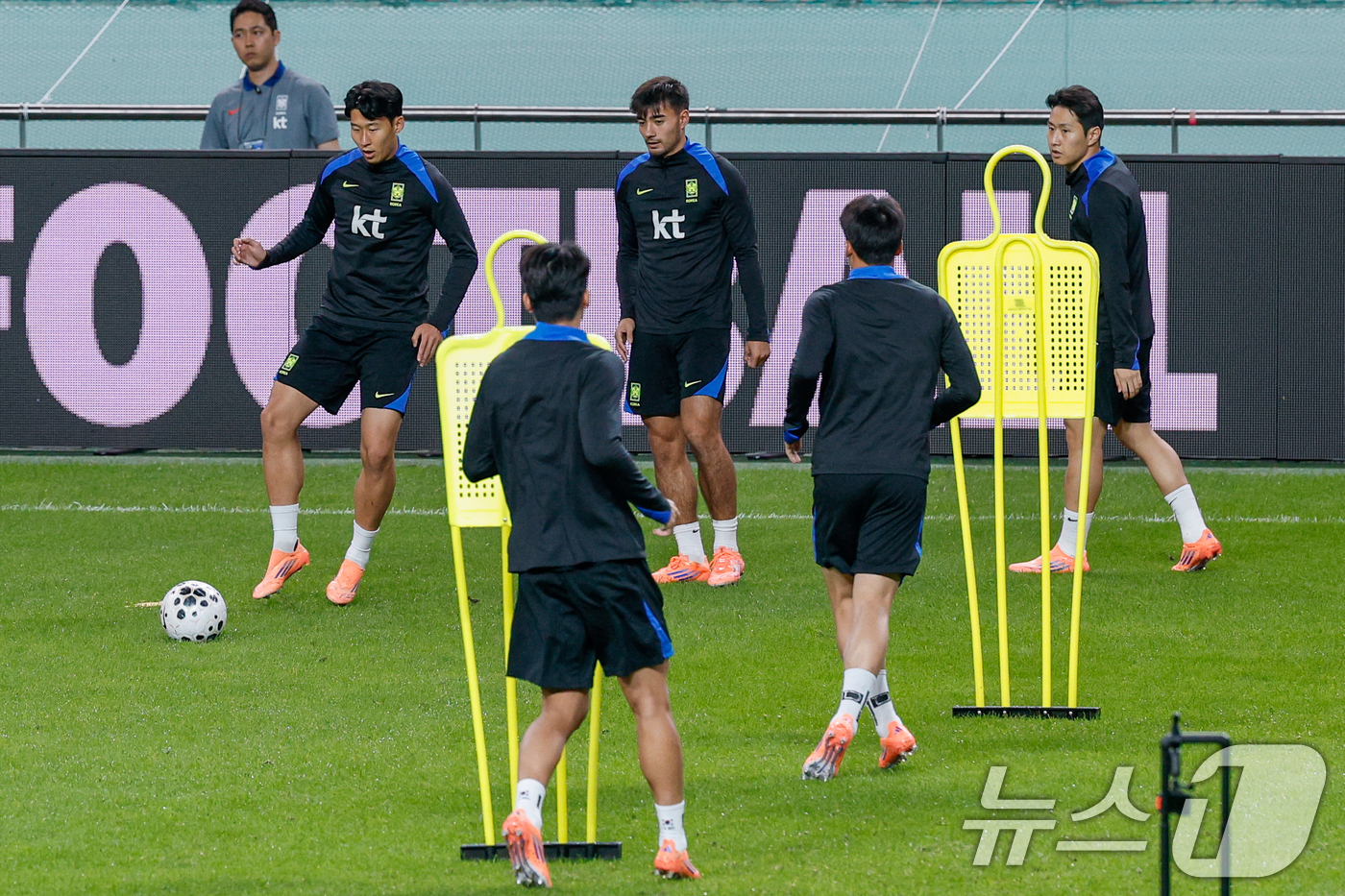 (서울=뉴스1) 안은나 기자 = 대한민국 남자 축구 국가대표팀 손흥민, 옌스 카스트로프, 이강인이 브라질과의 A매치 평가전을 하루 앞둔 9일 오후 서울 마포구 월드컵경기장에서 훈련 …
