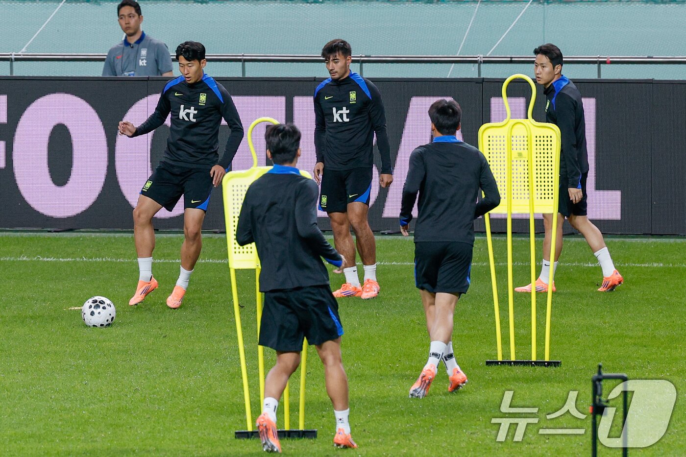 본문 이미지 - 대한민국 남자 축구 국가대표팀 손흥민, 옌스 카스트로프, 이강인이 브라질과의 A매치 평가전을 하루 앞둔 9일 오후 서울 마포구 월드컵경기장에서 훈련을 하고 있다. 2025.10.9/뉴스1 ⓒ News1 안은나 기자