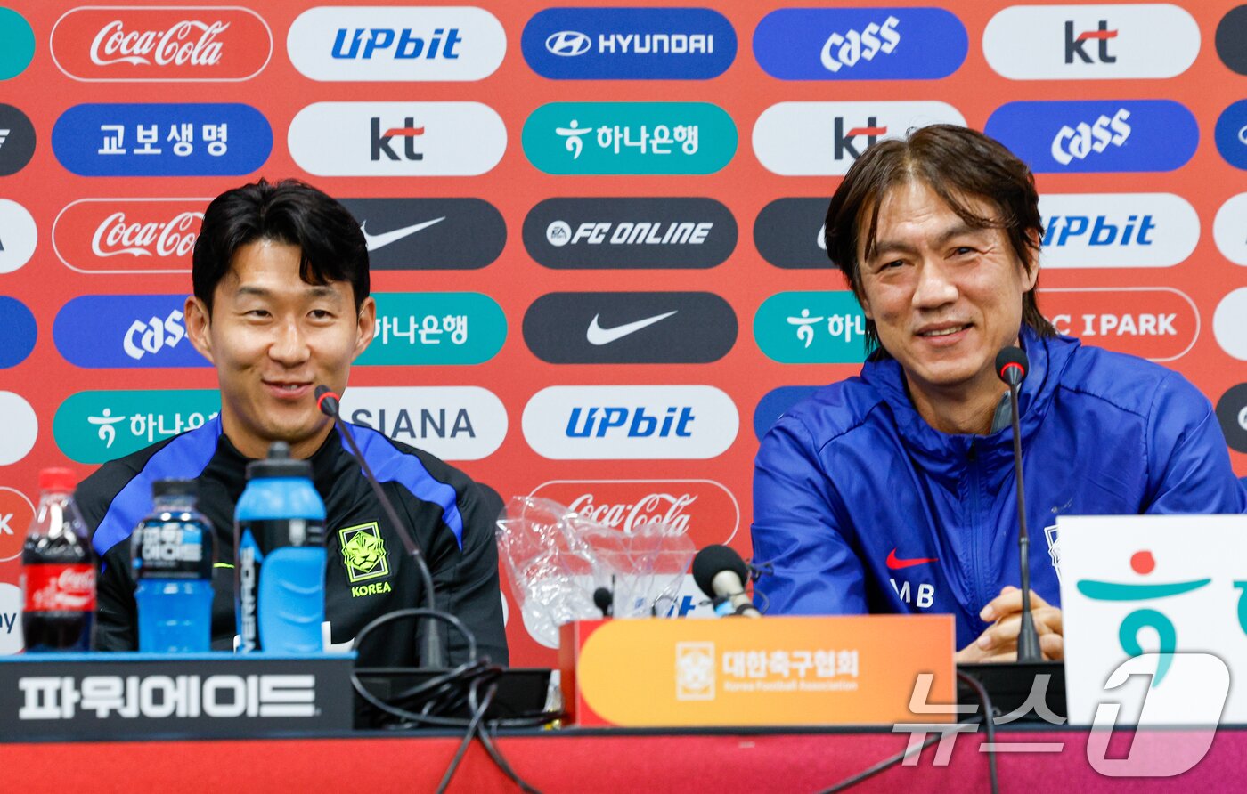 본문 이미지 - 대한민국 남자 축구 국가대표팀 홍명보 감독과 손흥민 선수가 9일 오후 서울 마포구 월드컵경기장에서 브라질과의 A매치 평가전을 하루 앞두고 공식 기자회견을 하고 있다. 2025.10.9/뉴스1 ⓒ News1 안은나 기자