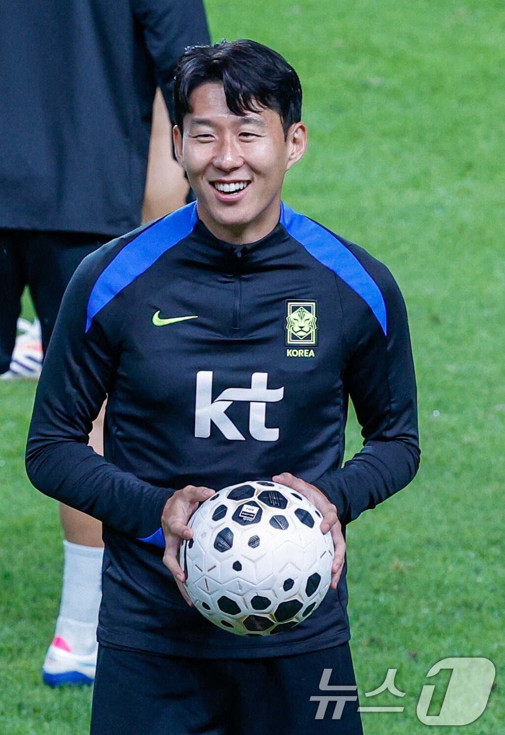 본문 이미지 - 대한민국 남자 축구 국가대표팀 손흥민이 브라질과의 A매치 평가전을 하루 앞둔 9일 오후 서울 마포구 월드컵경기장에서 훈련을 하고 있다. 2025.10.9/뉴스1 ⓒ News1 안은나 기자