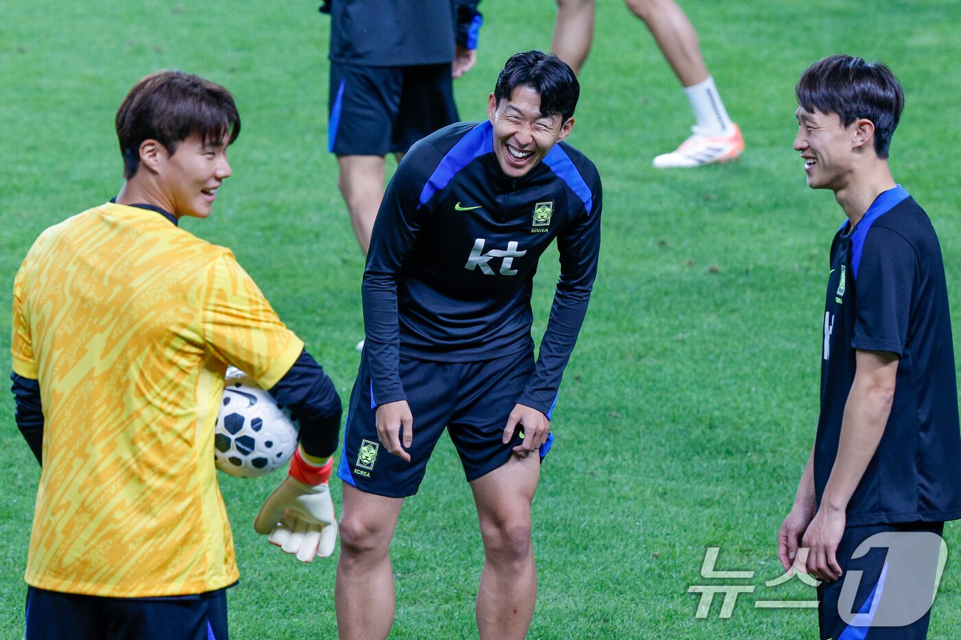 본문 이미지 - 대한민국 남자 축구 국가대표팀 손흥민, 송범근, 이재성이 브라질과의 A매치 평가전을 하루 앞둔 9일 오후 서울 마포구 월드컵경기장에서 훈련을 하고 있다. 2025.10.9/뉴스1 ⓒ News1 안은나 기자