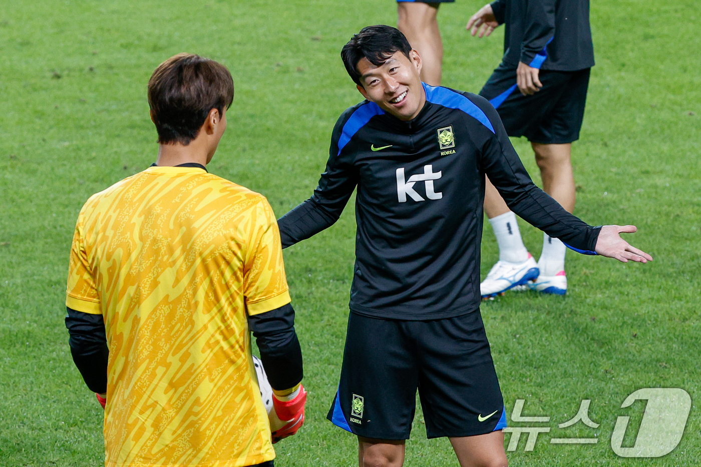 (서울=뉴스1) 안은나 기자 = 대한민국 남자 축구 국가대표팀 손흥민, 송범근이 브라질과의 A매치 평가전을 하루 앞둔 9일 오후 서울 마포구 월드컵경기장에서 훈련을 하고 있다. 2 …