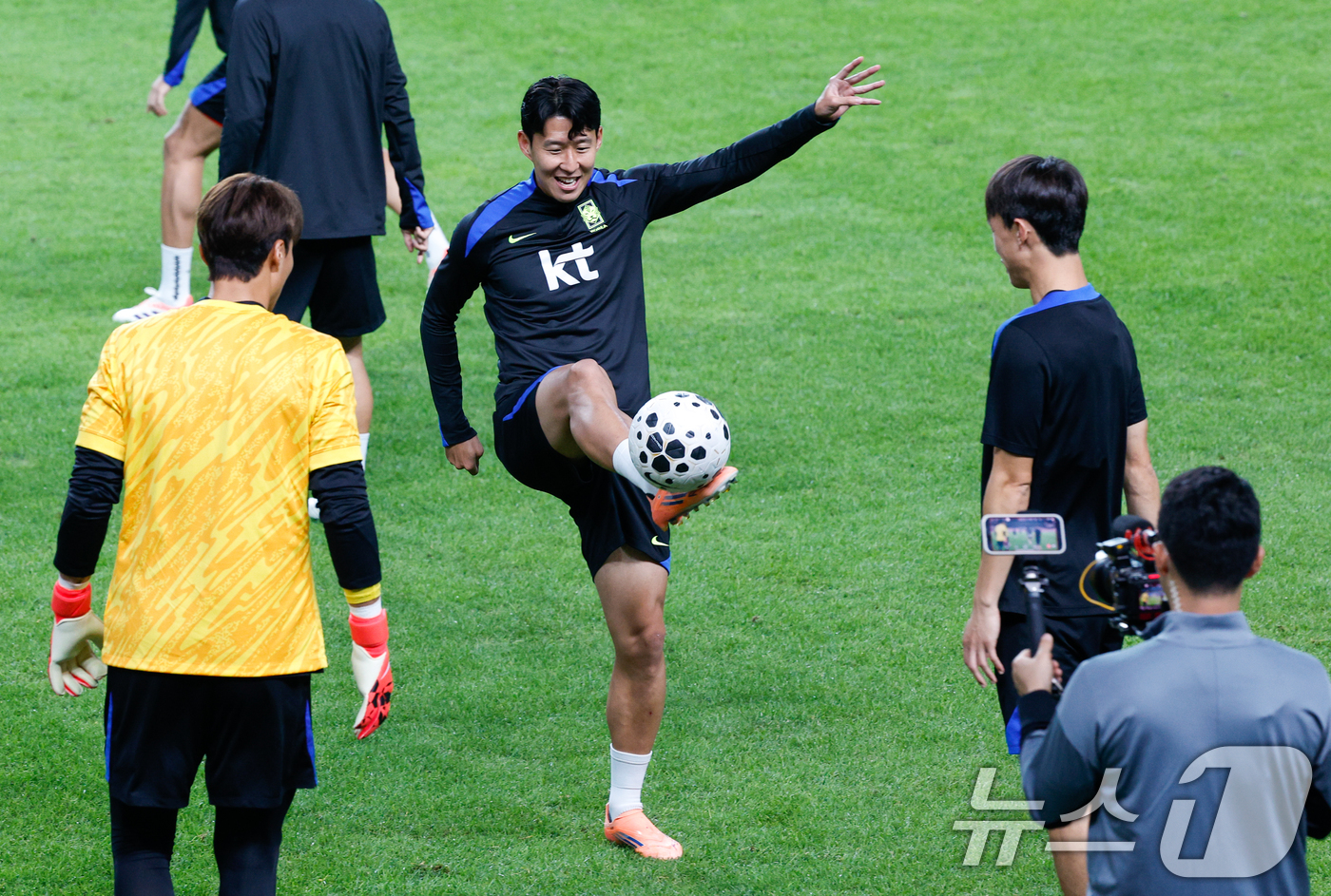 (서울=뉴스1) 안은나 기자 = 대한민국 남자 축구 국가대표팀 손흥민이 브라질과의 A매치 평가전을 하루 앞둔 9일 오후 서울 마포구 월드컵경기장에서 훈련을 하고 있다. 2025.1 …