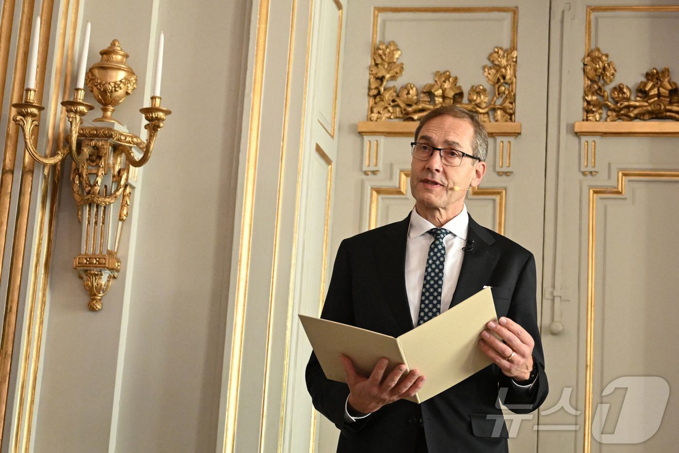 본문 이미지 - 마츠 말름 스웨덴 아카데미 상임사무국장이 9일 스웨덴 스톡홀름에 위치한 스웨덴 아카데미에서 헝가리 작가 크러스터호르커이 라슬로를 2025년 노벨 문학상 수상자로 발표하고 있다. ⓒ AFP=뉴스1