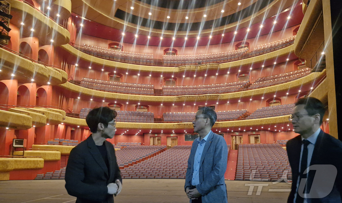 (서울=뉴스1) = 김영수 문화체육관광부 제1차관이 추석 연휴 마지막 날인 9일 서울 서초구 예술의전당을 찾아 현장을 둘러보고 있다. (문화체육관광부 제공. 재판매 및 DB 금지) …