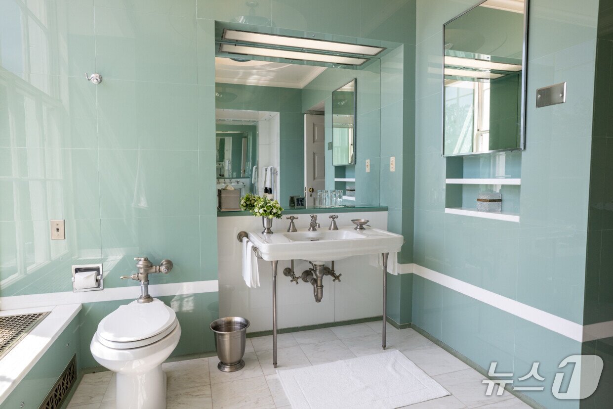 본문 이미지 - 도널드 트럼프 미국 대통령이 31일(현지시간) 리모델링한 백악관 내 링컨 침실의 욕실 사진을 공개했다. 사진은 리모델링 전 모습. (출처=트루스소셜) 2025.10.31./뉴스1