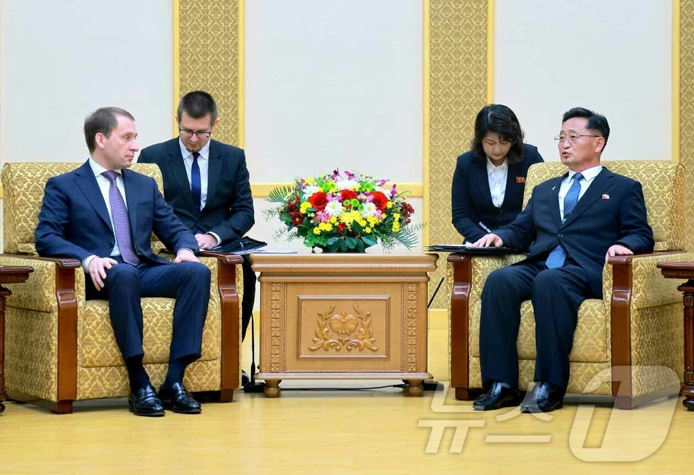 (평양 노동신문=뉴스1) = 북한 노동당 기관지 노동신문은 1일 김덕훈 중앙위원회 비서가 "조로(북러) 정부간 무역경제 및 과학기술협조위원회 러시아측 위원장인 자연부원 생태학상(천 …