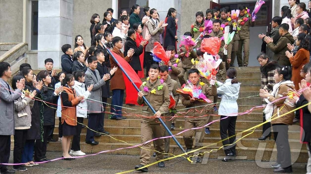 (평양 노동신문=뉴스1) = 북한 노동당 기관지 노동신문은 1일 수도의 청년들이 당 결정 관철을 위해 주요 전구들로 탄원(자원) 진출했다고 보도했다. [국내에서만 사용가능. 재배포 …