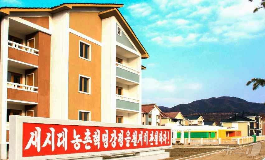 (평양 노동신문=뉴스1) = 북한 노동당 기관지 노동신문은 1일 무산군 독소농장에서 새 주택 입주 모임을 진행했다고 보도했다. [국내에서만 사용가능. 재배포 금지. DB 금지. F …