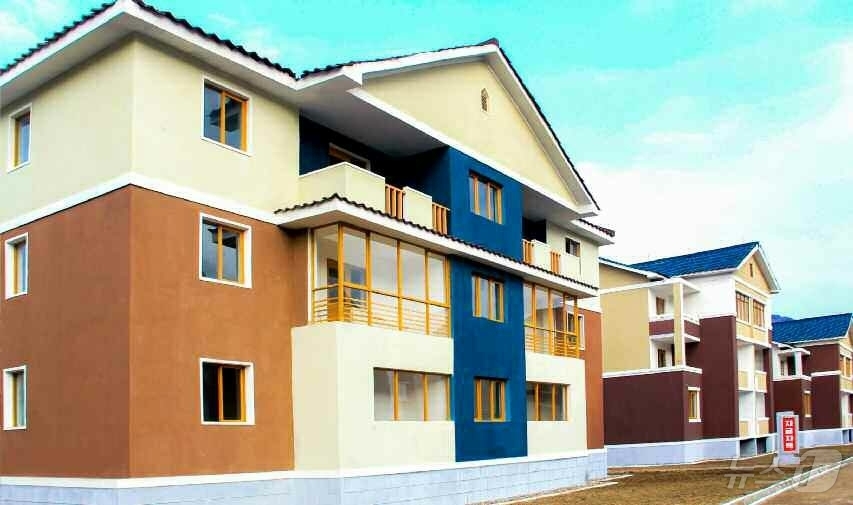 (평양 노동신문=뉴스1) = 북한 노동당 기관지 노동신문은 1일 무산군 독소농장에서 새 주택 입주 모임을 진행했다고 보도했다. [국내에서만 사용가능. 재배포 금지. DB 금지. F …