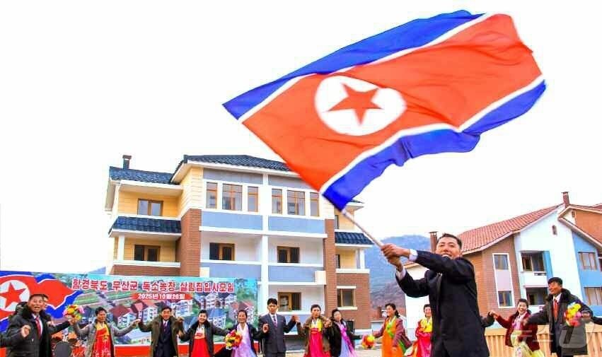 (평양 노동신문=뉴스1) = 북한 노동당 기관지 노동신문은 1일 무산군 독소농장에서 새 주택 입주 모임을 진행했다고 보도했다. [국내에서만 사용가능. 재배포 금지. DB 금지. F …