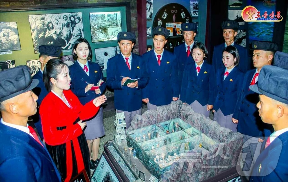 (평양 노동신문=뉴스1) = 북한 노동당 기관지 노동신문은 1일 중앙계급교양관에서 "인민에게 노예 노동을 강요한 일제의 죄행에 치솟는 분노를 금치 못하고 있다"고 보도했다. [국내 …