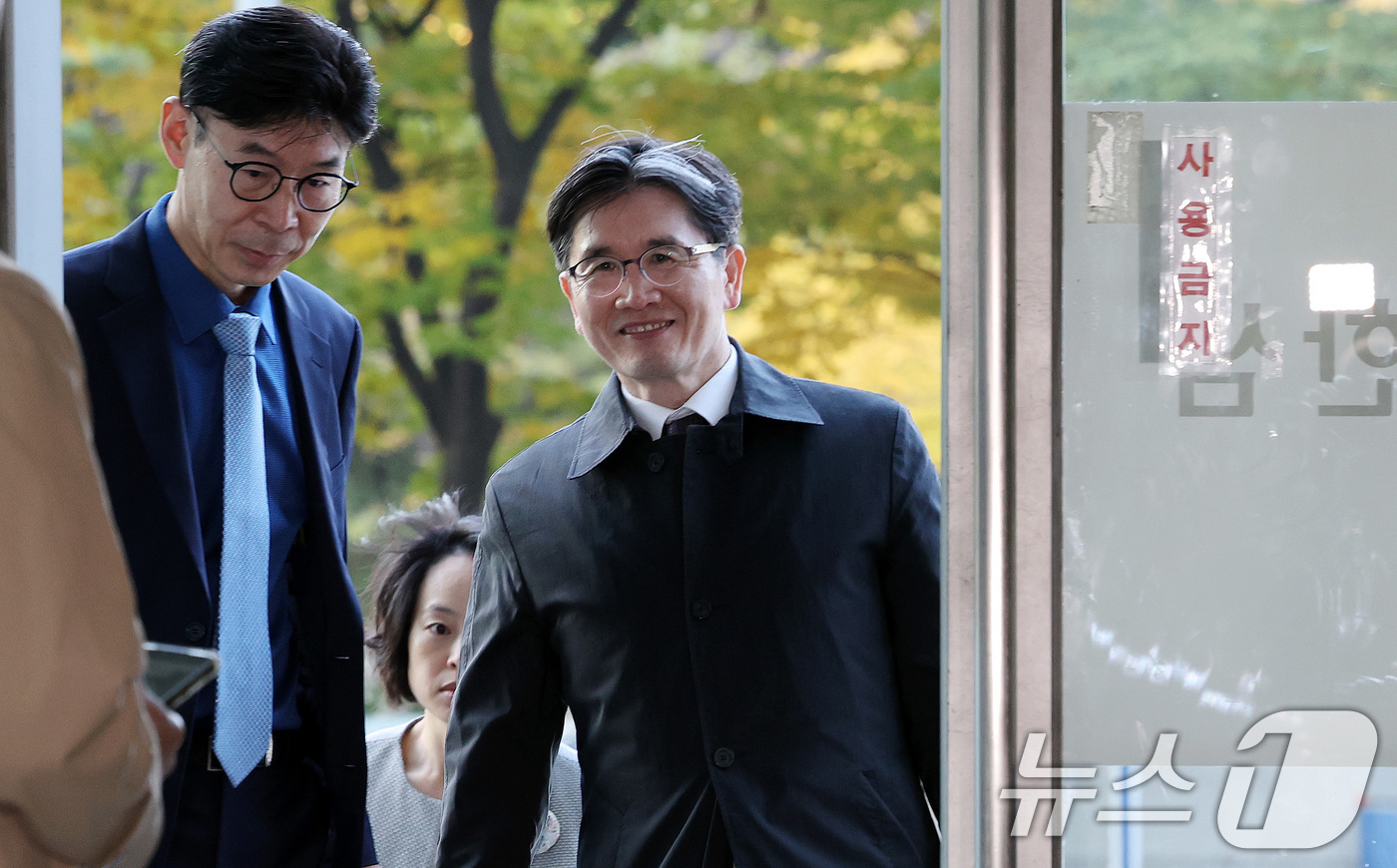 (서울=뉴스1) 이호윤 기자 = 오동운 고위공직자범죄수사처장이 1일 서울 서초구 순직해병 특검 사무실에 피의자 신분으로 조사를 받기 위해 출석하고 있다. 2025.11.1/뉴스1