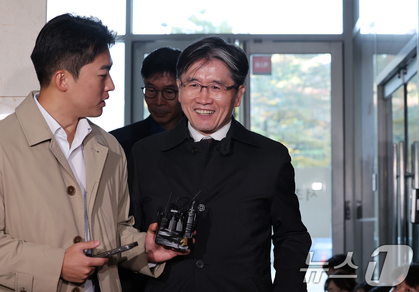 (서울=뉴스1) 이호윤 기자 = 오동운 고위공직자범죄수사처장이 1일 서울 서초구 순직해병 특검 사무실에 피의자 신분으로 조사를 받기 위해 출석하고 있다. 2025.11.1/뉴스1