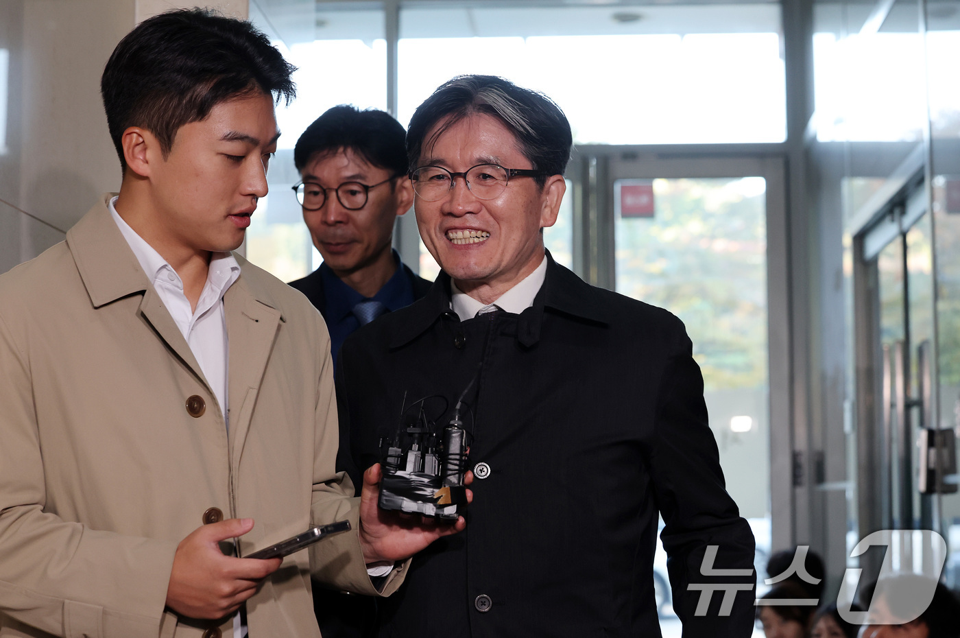 (서울=뉴스1) 이호윤 기자 = 오동운 고위공직자범죄수사처장이 1일 서울 서초구 순직해병 특검 사무실에 피의자 신분으로 조사를 받기 위해 출석하고 있다. 2025.11.1/뉴스1