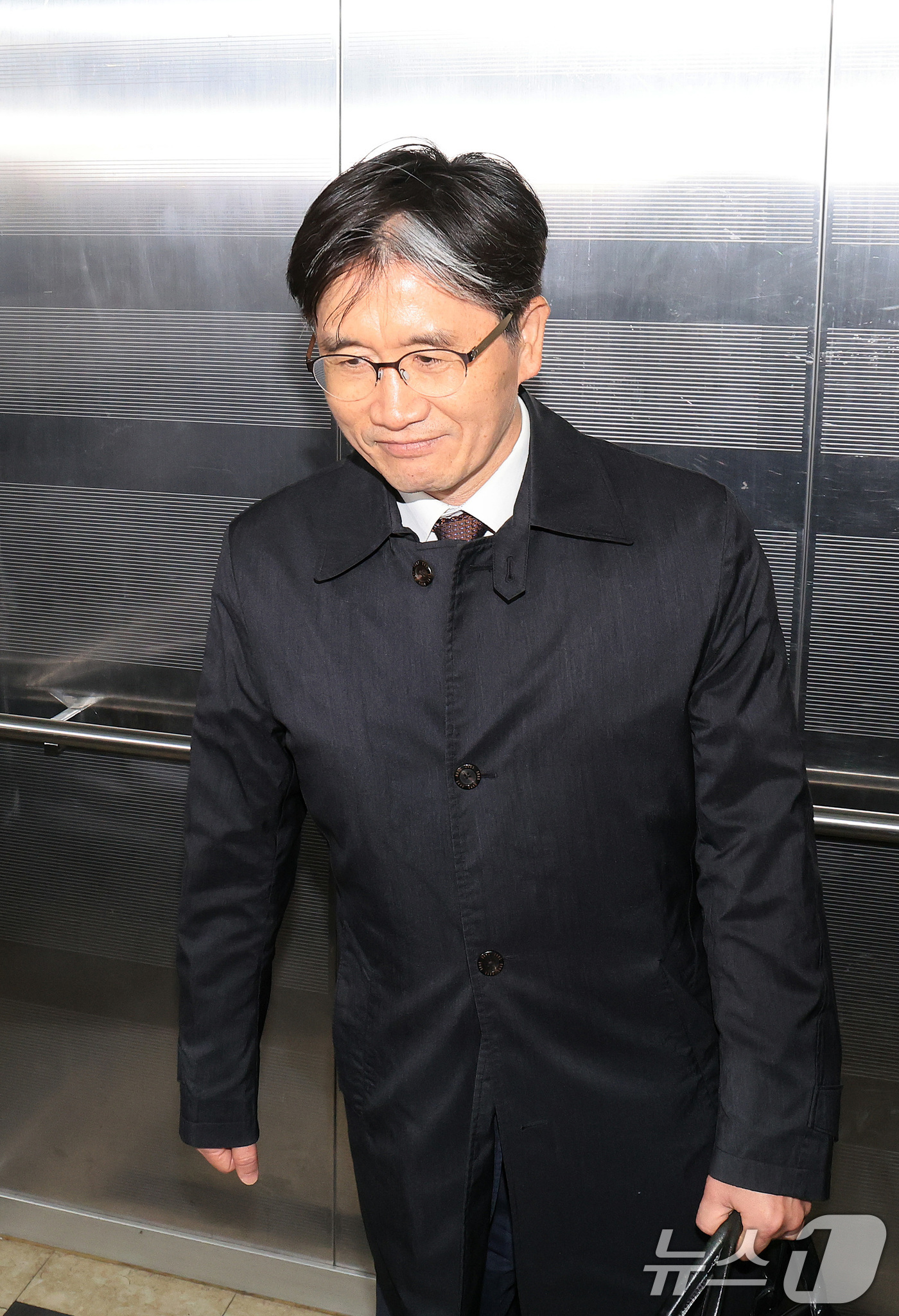 (서울=뉴스1) 이호윤 기자 = 오동운 고위공직자범죄수사처장이 1일 서울 서초구 순직해병 특검 사무실에 피의자 신분으로 조사를 받기 위해 출석하고 있다. 2025.11.1/뉴스1