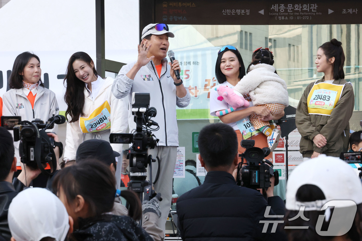 (서울=뉴스1) 이광호 기자 = 오세훈 서울시장이 1일 오전 서울 광화문광장에서 열린 '2025 서울 유아차 런(Run)'에 참석해 인사말을 하고 있다. 2025.11.1/뉴스1