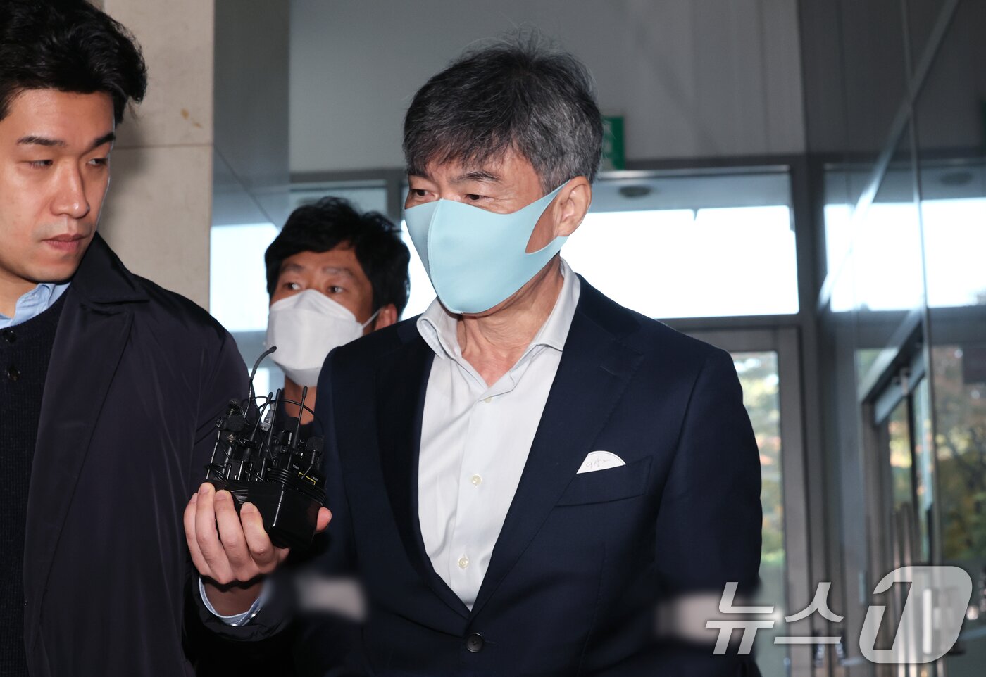 본문 이미지 - 임성근 전 해병대1사단장 구명 로비 의혹에 연루된 이종호 전 블랙펄인베스트 대표가 지난 1일 서울 서초구 순직해병 특검 사무실에 피의자 신분으로 조사를 받기 위해 출석하고 있다. 2025.11.1/뉴스1 ⓒ News1 이호윤 기자