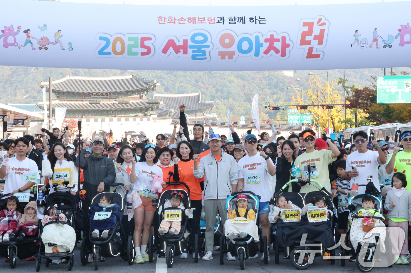 (서울=뉴스1) 이광호 기자 = 오세훈 서울시장이 1일 오전 서울 광화문광장에서 열린 '2025 서울 유아차 런(Run)'에서 참가자들과 함께 기념촬영을 하고 있다. 2025.11 …