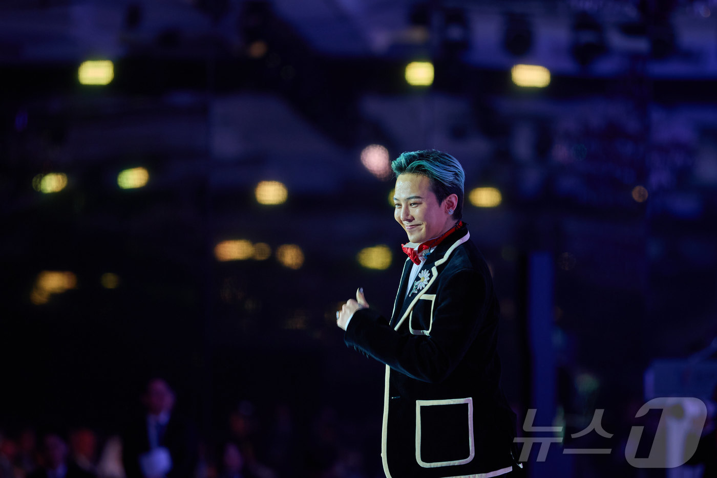 (서울=뉴스1) 이재명 기자 = 가수 지드래곤이 지난 31일 경북 경주시 라한셀렉트호텔에서 열린 2025 아시아태평양경제협력체(APEC) 정상회의 만찬에서 공연을 펼치고 있다. ( …