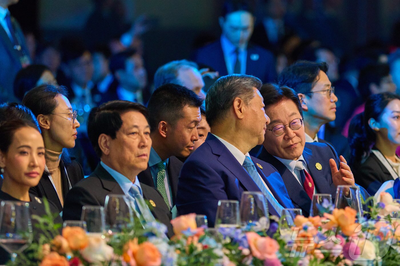 본문 이미지 - 이재명 대통령과 시진핑 중국 국가주석이 지난 31일 경북 경주시 라한셀렉트호텔에서 열린 2025 아시아태평양경제협력체(APEC) 정상회의 만찬에서 대화를 하고 있다. (대통령실 제공. 재판매 및 DB 금지) 2025.11.1/뉴스1 ⓒ News1 이재명 기자