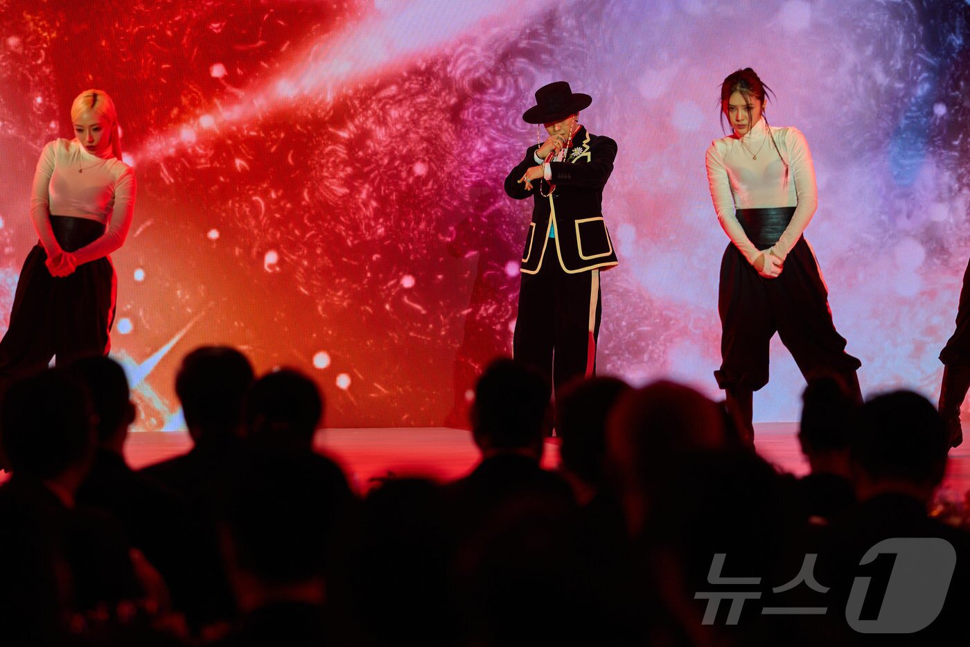 본문 이미지 - 가수 지드래곤이 지난 31일 경북 경주시 라한셀렉트호텔에서 열린 2025 아시아태평양경제협력체&#40;APEC&#41; 정상회의 만찬에서 공연을 펼치고 있다. &#40;대통령실 제공. 재판매 및 DB 금지&#41; 2025.11.1/뉴스1 ⓒ News1 이재명 기자